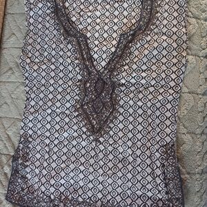 New York & Company Black and White Geometric Embellished V-Neck Tank